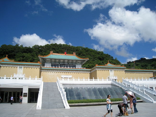 ②国立故宮博物院<br /><br />茶芸館「三希堂」・第一展覧エリア本館<br /><br />館内ではイヤホンでガイドさんの案内を聞きます<br /><br />撮影は禁止です。数年前まではＯＫだったみたい