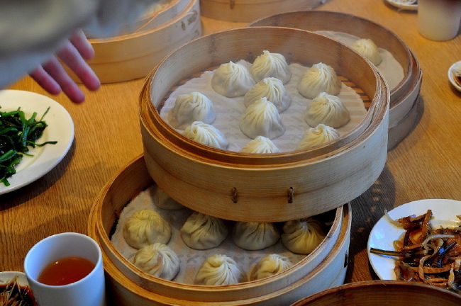 ②小籠包<br /><br />この店の看板料理です。朝青龍が３００個以上<br />食べたそうです。ツアー客は１人５個でした。<br /><br />私は、ワイワイお喋りしながら６個は食べました。<br />って事は、どなたか４個・・すんません(^_^.)