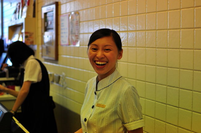 ②レジの女性<br /><br />ビールは別腹・別料金<br /><br />ツアー代金に含まれてないビール等は別料金<br /><br />「スマイル」の一言に気軽に笑顔・謝々！！