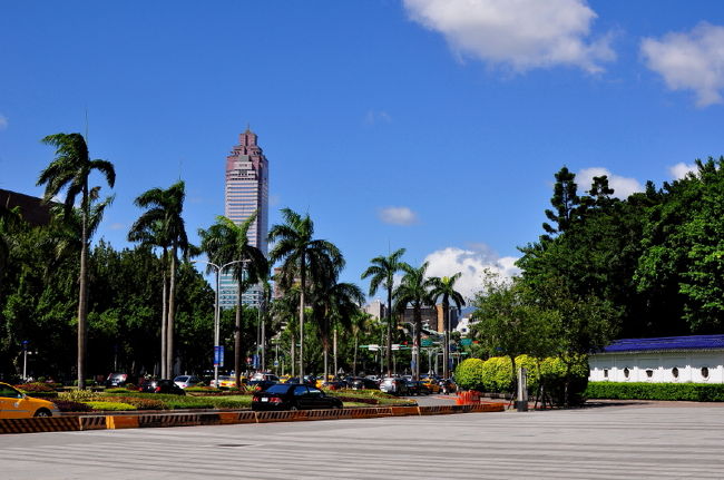 ②中正紀念堂に到着<br /><br />中正紀念堂を背に反対側の町並みです<br /><br />流石に南国って感じ