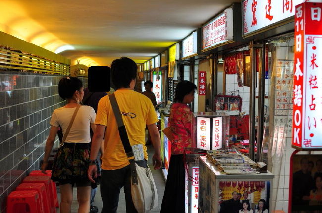 ②占い横丁<br /><br />地下道にあります。日本語堪能な占い師さん多し