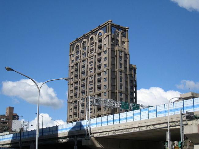 ②高層マンション<br /><br />高速道路とマンションです。昔に比べて綺麗に<br />なったなぁー