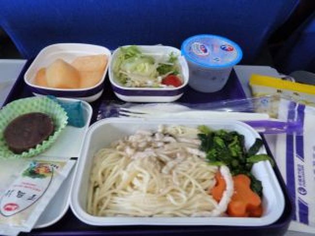 機内食。<br />はっきり言って食べられたしろものではありませんでした。<br />味は薄いし、デザートのフルーツはなんじゃこりゃ・・・<br />