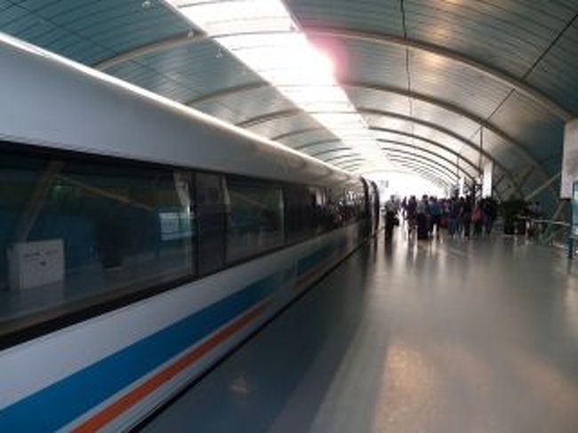 リニアモーターカーで空港から上海の中心地までなんと７分４０秒で一気に駆け抜けます。