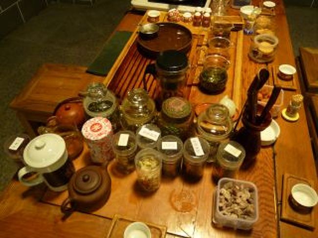 お茶屋さんで中国茶の試飲をさせてもらいました。<br />ジャスミン茶がとても美しくて、おいしかったぞ。<br /><br />しかしそこは中国商法。<br />ただで飲ませてもらった後はしっかり売りつけられちゃいました。<br />そのお茶が結構高くてね。。。。