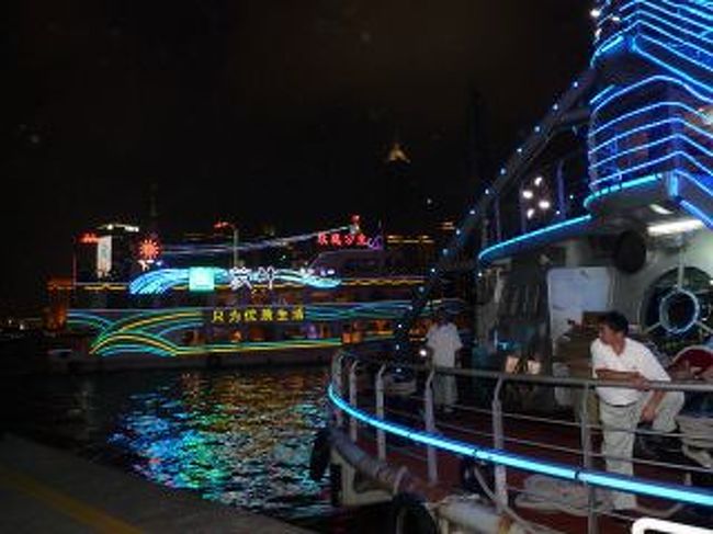 黄浦江のナイトクルーズを楽しみました。<br />観光客の多さに唖然！！<br />少々げっそりしてしまうほどの詰め込みクルーズを体験しました。