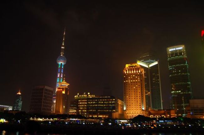 船の上で揺れるのと、人とぶつかるのとでまともな写真が撮れません。<br />なんとかみれますか？<br />船の上からの夜景は格別でした。<br /><br />ナイトクルーズを終えた後上海の街を散策しました。<br />上海は今どこも工事中で、ほこりっぽくて少々困りました。<br />万博に向けての突貫工事中だそうです。<br />綺麗な所と汚い所のギャップに困惑しながらヨーロッパに出発しました。