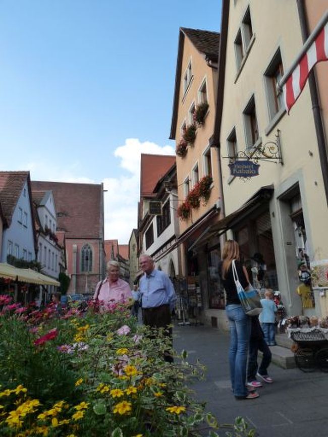 ローテンブルグにやってきました。<br />冬とは違って花が一杯ありました。<br /><br />ブルーとピンクがとってもお似合いの老夫婦。<br />横には足の長い若い女性と子供。<br /><br />ローテンブルグの生活が感じる一枚になりました。