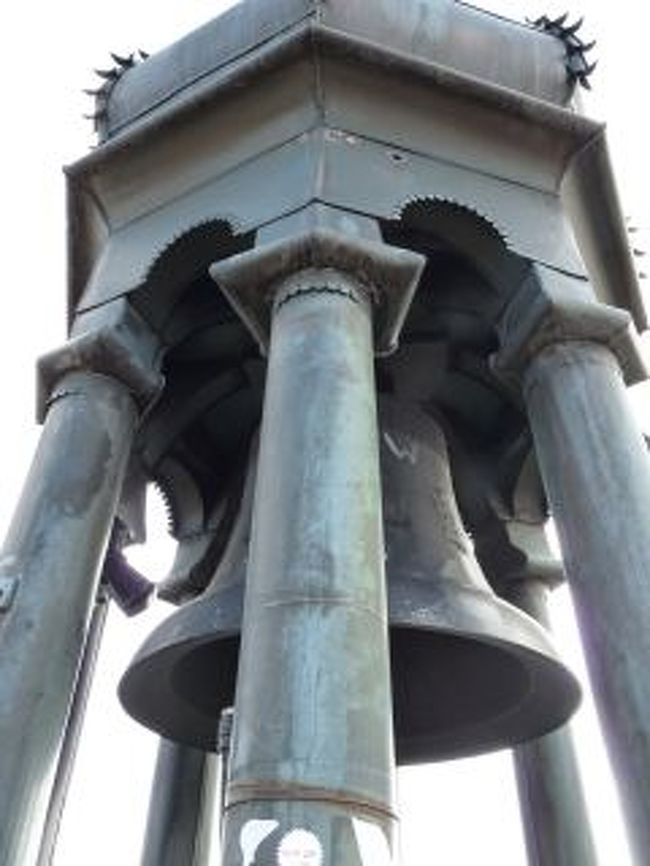 目の前に大きな鐘があった。<br /><br />もし今鐘が鳴ったら難聴になるかも・・・<br />…o(;-_-;)oドキドキ♪<br />