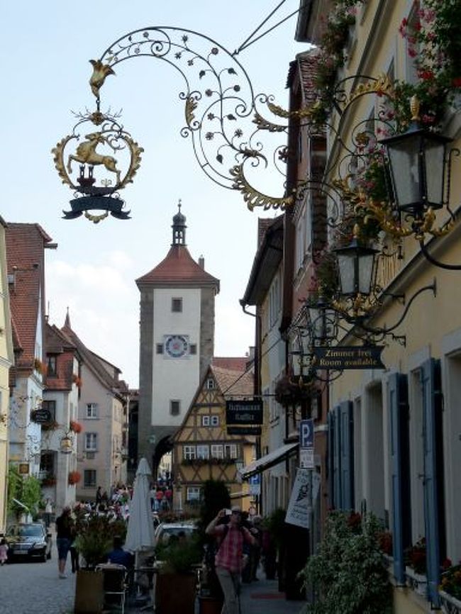 おしゃれな看板越しに撮ってみまいした。<br />ちょっと気に入った写真です。