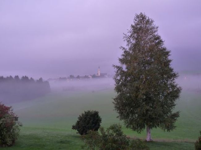 フュッセンの宿から見た朝焼けです。<br />朝目が覚めたら外は朝もやがかかって、紫色に変わっていました。