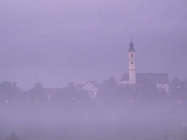 遠くに見えた教会です。<br />望遠最大にして撮ってみました。<br /><br />昔歌があったよね。<br />パープルタウン　パープルタウン　♪<br /><br />年がばれるのでここまでにしておいてやるかな。