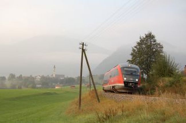 ホテルの庭で朝出発前に散歩してたら電車がきました。<br />赤くてかわいい電車でした。<br />乗客の人が手を振ってくれましたよ。