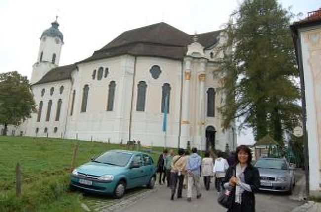 ヴィース巡礼教会です。<br />外観は普通の白い質素な教会でしょう。<br />ところが中は・・・・