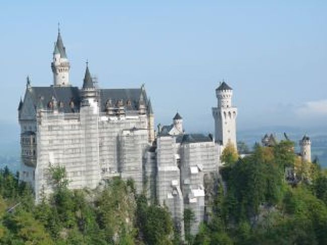 マリエン橋から見るノイシュバンシュタイン城です。<br />全景修復中・・・・o( _ _ )o ショボーン