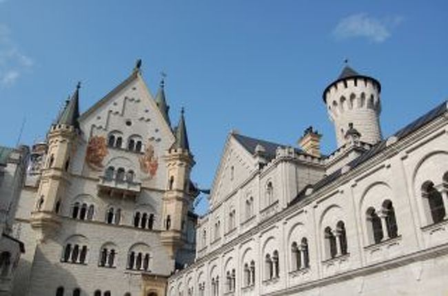 中はこんな白亜のお城です。