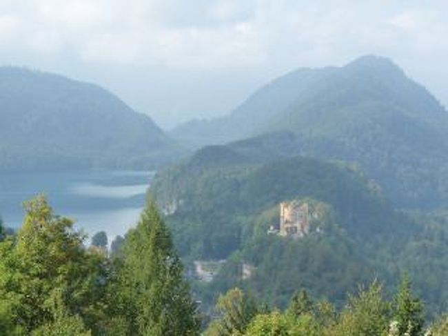 ノイシュバンシュタイン城からみた風景。<br />ホーエンシュバンガウ城がかすんでみえました。