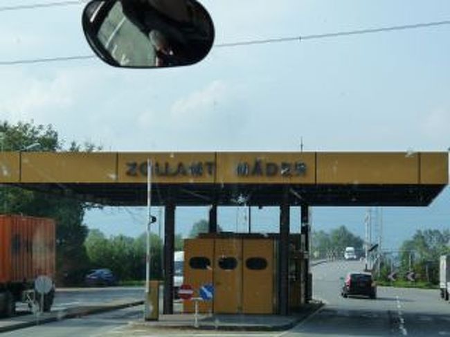 ノイシュバンシュタイン城をあとにして、次の目的地スイスのインターラーケンへ向け出発です。<br /><br />これは国境です。<br />パスポートを見せる事無く軽々通れました。<br />ＥＵって便利ね。