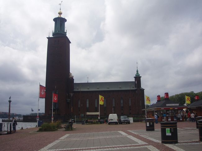 ドロットニングホルムから再びフェリー乗り場まで戻りました。今度は市庁舎内の見学と塔からのパノラマ眺望のためでした。時刻は14時半頃でしたが、何と市庁舎内も塔へも今日は終了とのことでした。理由はわかりません。他の都市はともかく、ストックホルムの市庁舎は毎年ノーベル賞受賞者の晩餐会が行われるだけに中は是非見たいし、塔からのストックホルムの街並みの眺望は写真で見ると素晴らしいので、この市庁舎の見学・眺望は欠かせません。翌日朝にはコペンハーゲンへ移動する予定を描いていましたが、仕方がないので午後に変更することにしました。 <br />