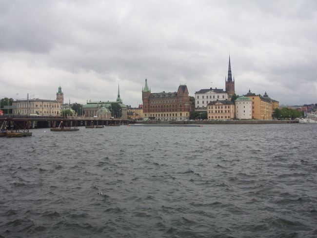 今朝と同じフェリー乗り場からのガラムスタン <br />