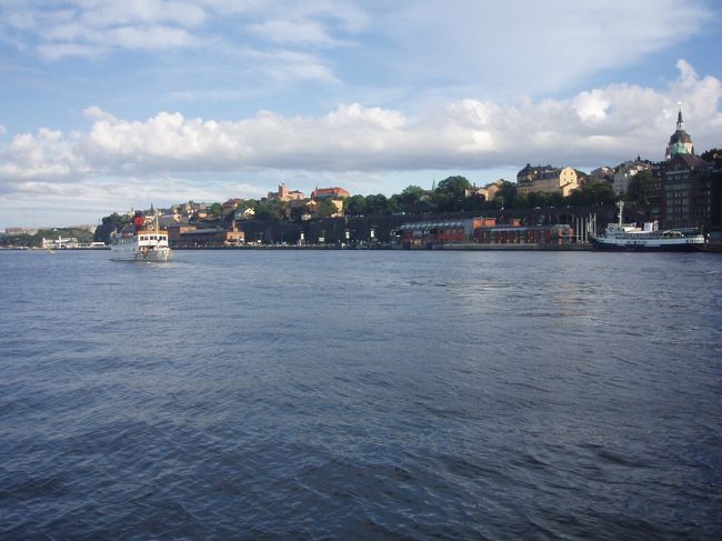 ガムラスタンを抜けて今朝撮影したセーデルマルム島の街並み。宿の近くです。夕刻になってだんだん晴れてきました。