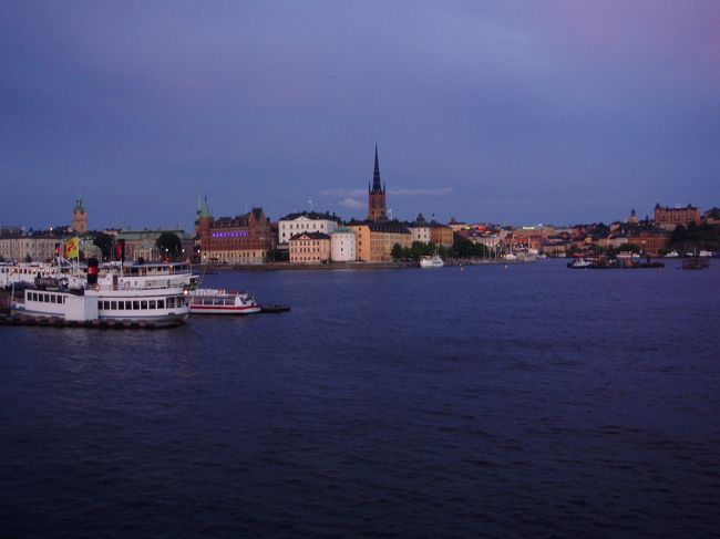 すっかり日が沈みました。ノルウェーよりも東にある分だけ、少し日没がノルウェーよりも早いです。それでも21時近くまで明るかったです。 <br />