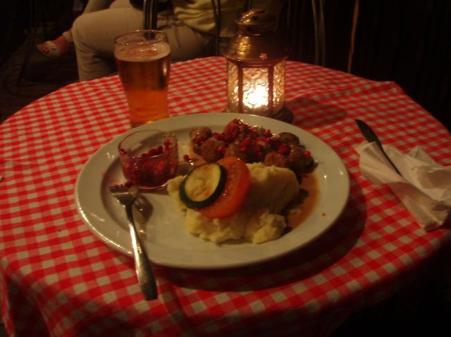 夕食はスウェーデン名物料理のショットブラール（ミートボール？） <br />