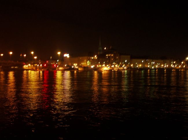 今日の観光はここで終了です。前日夜間移動したわりには眠気がそれほどなく、ドロットニングホルム宮殿や美しい街並みで疲れが吹っ飛びました。明日は市庁舎内見学や塔に登っての街並み眺望です。続きは北欧旅行記【１４】です。 <br />