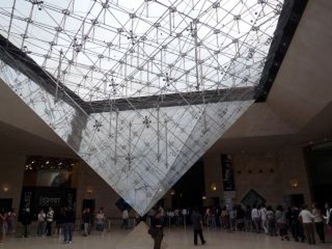 ルーブル美術館に行きました。<br />玄関を入ると逆ピラミッドが目に飛び込んできました。<br />ダビンチコードを彷彿させてくれます。