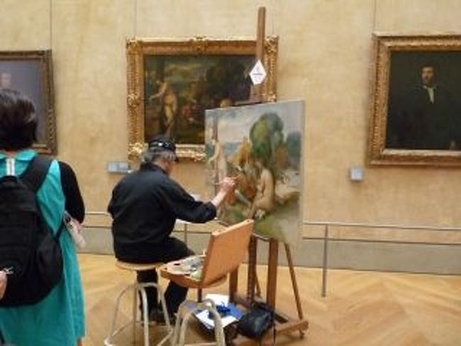 模写をしている画家さん発見。<br />観光客があふれている中もくもくと絵を模写してました。