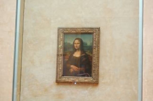 小さいですがモナリザですね。<br />この写真を撮るのに10分ぐらい並びました。<br />観光客多すぎでしょ・・・・(ーー;)