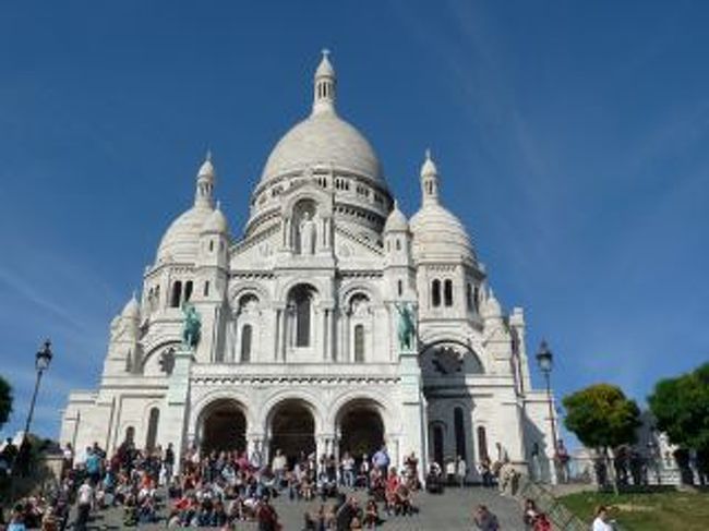 モンマルトルにやってきました。<br />ケーブルカーで丘の上まで一気にあがったらサクレクール寺院が目の前に。