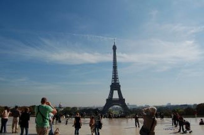 モンマルトルから市内をぐるっと回りました。<br />エッフェル塔ですね。