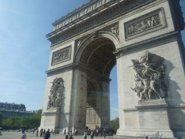 凱旋門の前も通りました。