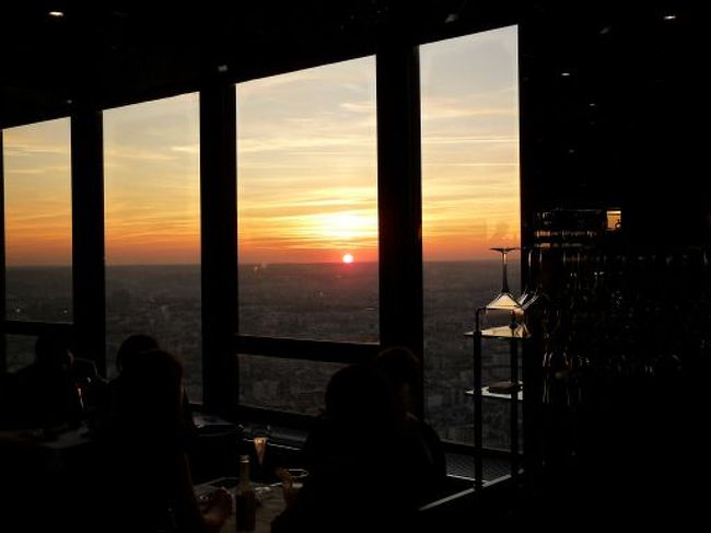 夜は少々高級なレストランに連れて行ってもらいました。<br />トラピックスさんのナイスな企画だと思います。<br />シェルドパリというパリで一番高い場所にあるレストラン。<br />そこからの夕日を見ながらの晩餐は格別でした。<br />ご飯の写真を撮るのも忘れ外の風景に見入ってしまいました。