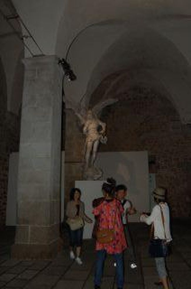 てっぺんにいる聖ミカエルと同じ像が中にありました。