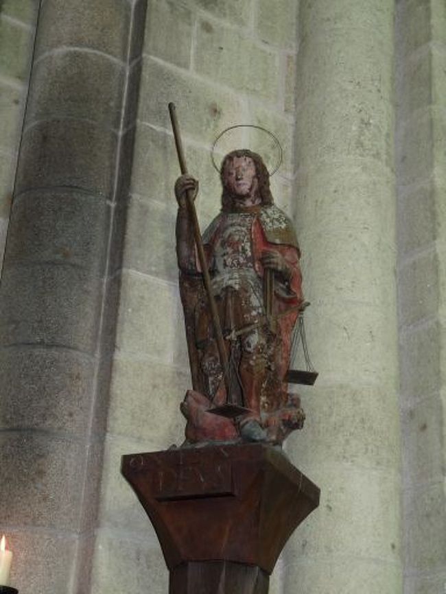 歴史を感じさせる像ですね。