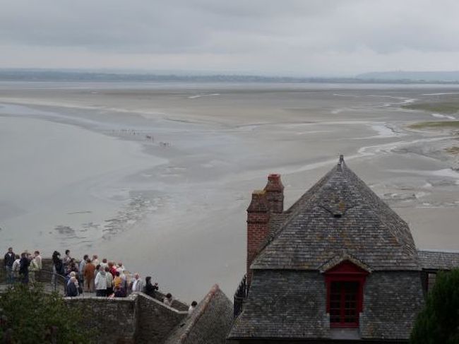 モンサンミシェルから見た海です。<br />丁度干潮だったので向こうから歩いてくる人が見えました。