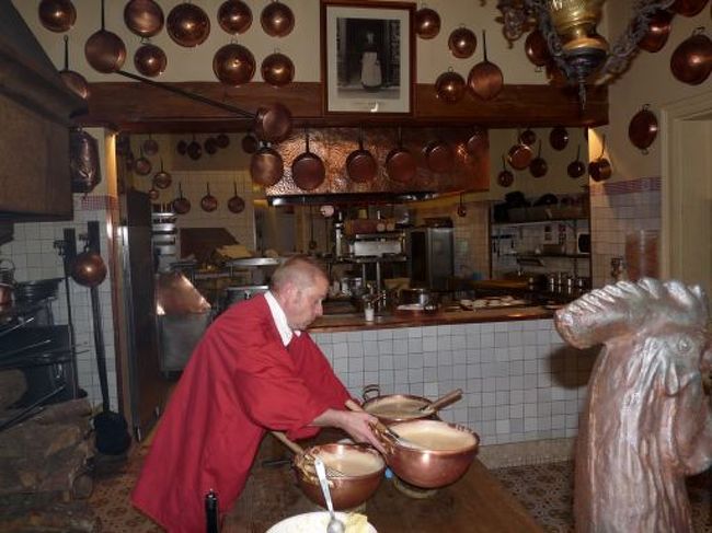 赤いマントを身にまとった料理人さんがバターをたっぷり使って一枚一枚上手に焼いていました。