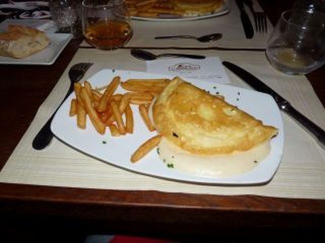 そしてこれがそのオムレツです。<br />ツアーでちゃんと用意してくれていました。<br />気が利いているじゃありませんか！！<br />ただ出てくるまでに３０分以上かかりました。。。。<br />食べてみて・・・(￣−￣)フーンって印象。<br />思うほどは美味しいとは言えません。<br />やはり質素な食べ物なんだな。<br />でも普通にレストランで個人で入ると１５ユーロって書いてあったから観光地価格って高いよね。<br />