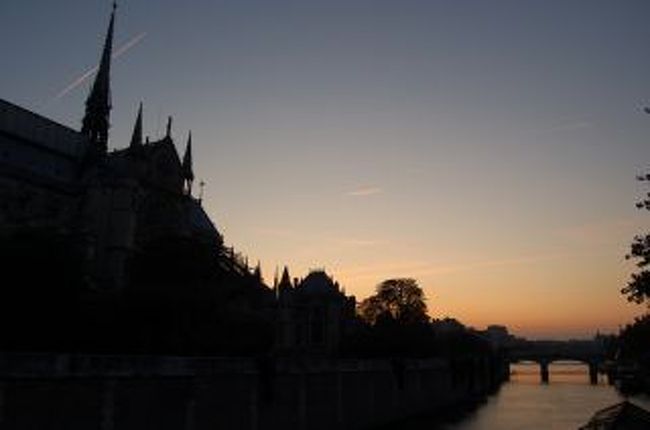 朝１０時出発だったので、ツアーの何人かでノートルダム寺院を見に行こう！！って計画したら、なんと１６人も集まってしまいました。<br />自由行動っていうより、団体ツアーになっちゃった。<br /><br />朝７時半のノートルダム寺院です。<br />
