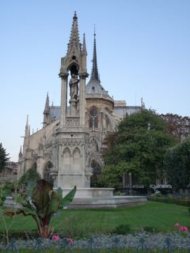 ぐるっと裏に回ってみたら公園がありました。