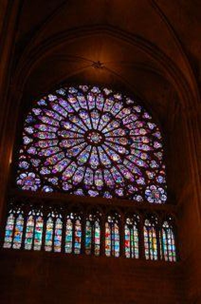 ノートルダム寺院の中です。<br />ステンドグラスがすごかった。
