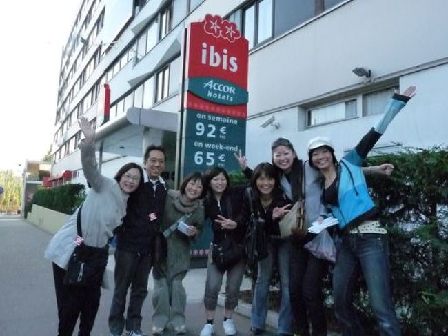 帰りのタクシーをつかまえる事ができなくて、やむなく皆でメトロを使って帰りました。<br />迷って、色んな人に道を聞きながら。<br />出発時間は迫ってくるし、顔色変えながらようやくホテルにたどり着いた瞬間の写真です。<br /><br />８日間一緒にツアーに参加していた皆。<br />楽しかったね。ありがとう。<br />いつかまた同じメンバーで旅行したいと思いました。<br />