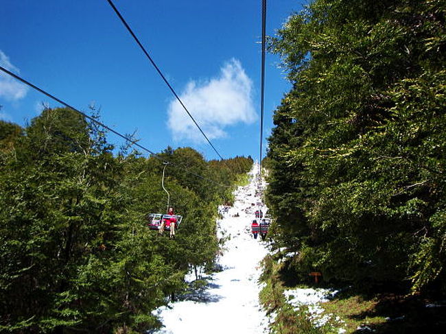 二人乗りのリフトで登っていきます。