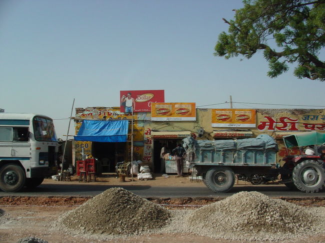 ジャイプールからアーグラへ移動です。<br />またまた５時間ほどバスで移動です。<br /><br />この道はまだ舗装されていなくてずっとガタガタ道でした。<br />皆さん「ずっとロデオボーイに乗ってる感じだ！<br />」<br />と言っていました。<br />「こんなの寝れない！」とも言ってましたが、友人はムチ打ちになるんじゃないかと思うほど首をぐるぐるさせて爆酔していました（笑）<br /><br />驚いたのは、道路を舗装作業している方がサリーを着ている女の方達だった事です！<br />しかもほうきを使って手作業で！<br />はーなんかびっくりする作業風景でしたー。