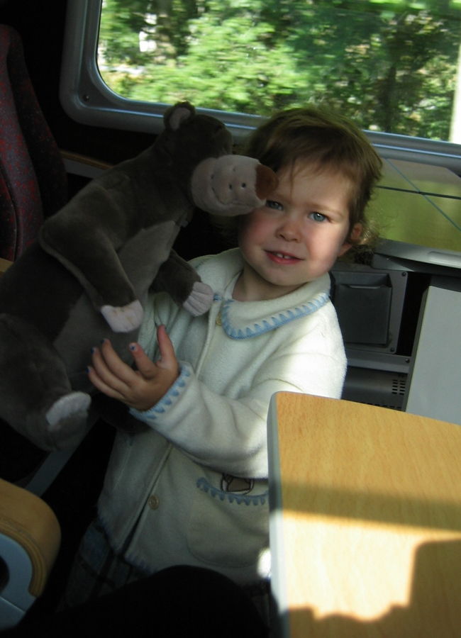 電車の中でかわいい子に遭遇♪<br />このクマのぬいぐるみを投げるのが彼女の中で<br />流行っているらしく、何度も投げてました・・笑<br />何度拾ったことか・・(^_^)