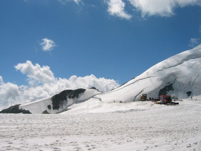 鉄道から山登り専用の電車？に乗り換えて、<br />ぐんぐん山を登ると・・・・<br />一面雪景色に！<br /><br />（地名を忘れてしまったので確認次第、追記します。）