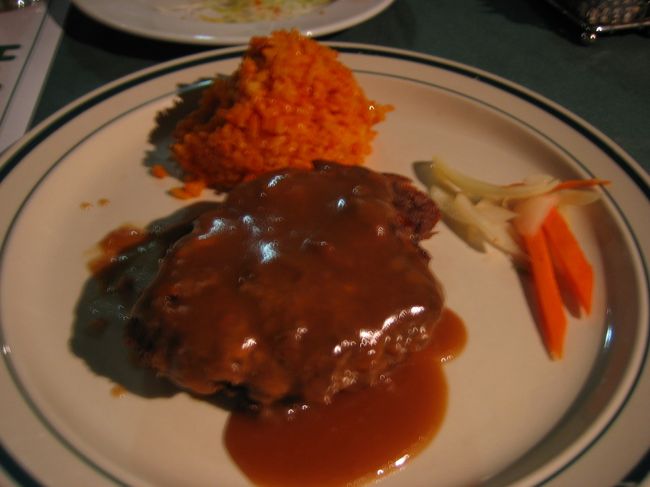 ハンバーグのようなもの<br /><br />送迎もしてくれたしおいしかったし、なかなかよかったです。