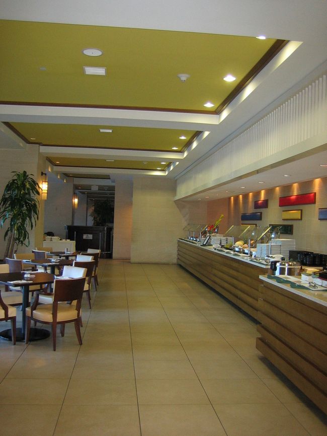 翌日、朝食風景。<br /><br />これも『ラ・カスタッタ』<br />こんな感じのブッフェ形式です。